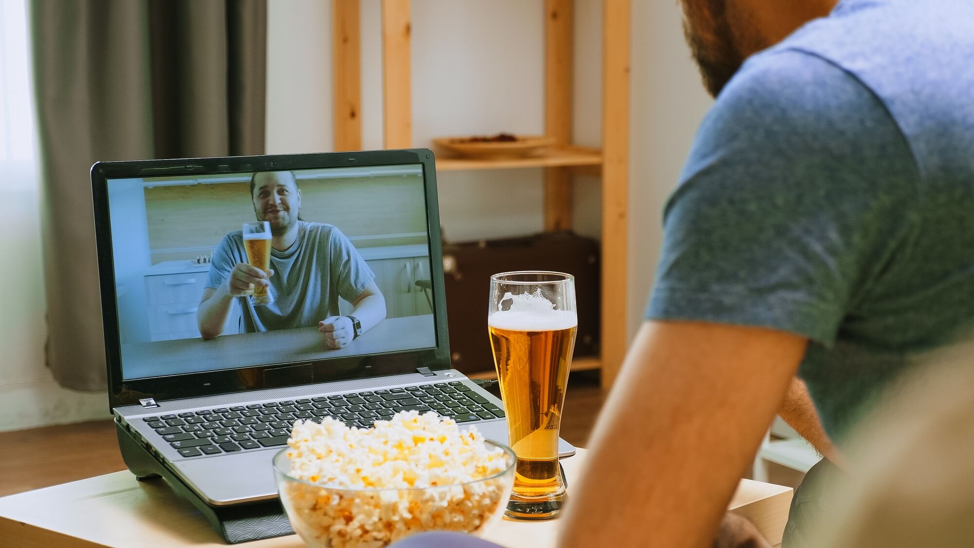 איש שותה בירה מול מחשב