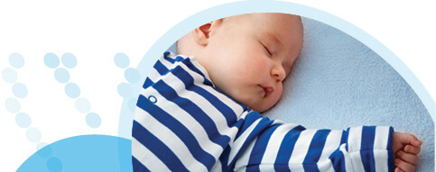 תינוק לבוש חולצת פסים ישן עם ידיים פרושות לצדדים