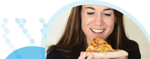 הדיאטנית שלנו מחזיקה משולש פיצה