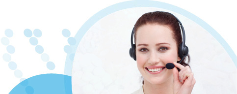 אישה מחייכת עם אוזניות מוקדנית ומיקרופון אוחזת במיקרופון ביד שמאל