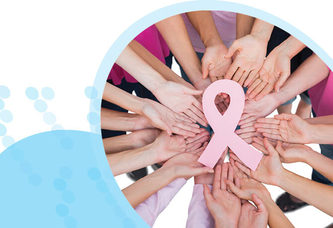 ידי נשים מחזיקים סרט ורוד לרגל חודש המודעות לסרטן השד