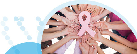 ידי נשים מחזיקים סרט ורוד לרגל חודש המודעות לסרטן השד