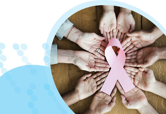כפות ידיים פרושות במעגל ועליהן סרט ורוד המסמל את חודש המודעות לסרטן השד
