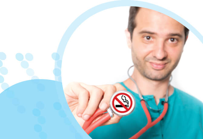 רופא עם סטטוסקופ שעליו סמל העישון אסור
