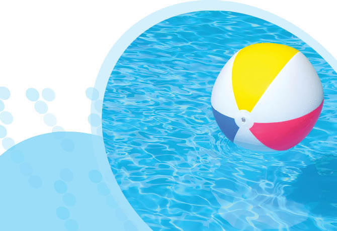 כדור פלסטיק צף בבריכת שחייה