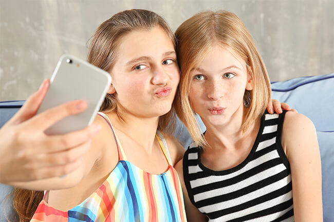 סלפי ילדות מתבגרות נוער עם סמארטפון דימוי גוף